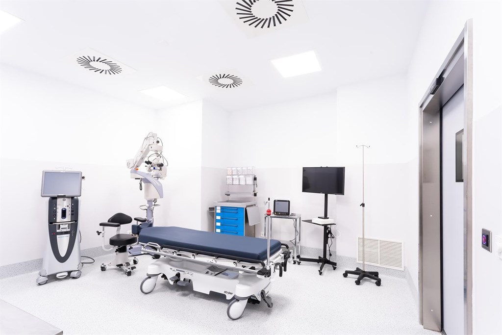 "La cirugía de presbicia y   miopía es la más habitual porque  mejora de manera espectacular la  calidad de vida de los pacientes"