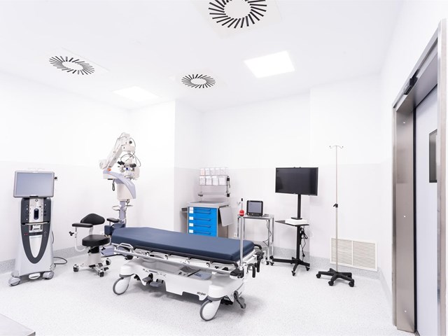 "La cirugía de presbicia y   miopía es la más habitual porque  mejora de manera espectacular la  calidad de vida de los pacientes"